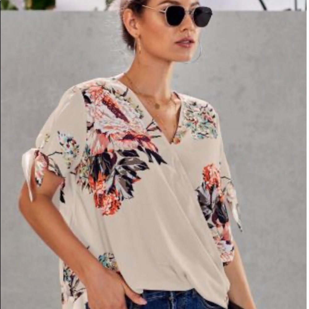 🎉HP🎉Floral Twist Top - Picture 7 of 8